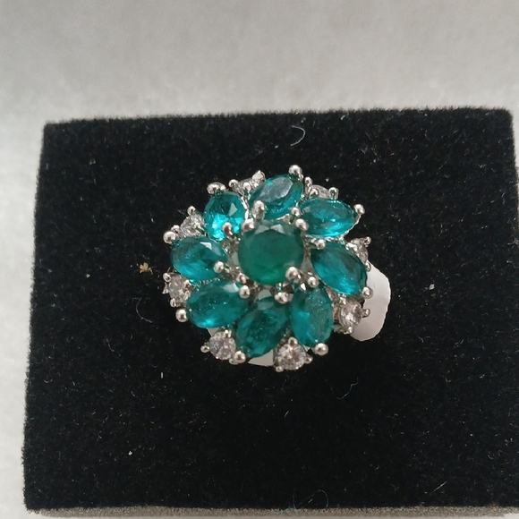 Elegant Silver and Green Gemstone Ring sz 9 - Picture 1 of 8